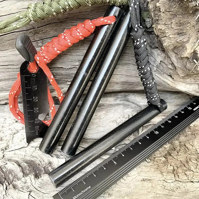 Ferro Rod Striker - ベア・グリルズ 3-in-1 EDC サバイバルファイヤースターター、コンパクトマグネシウムフリントロッド（ホイッスル付き）、アウトドア愛好家への完璧なギフト