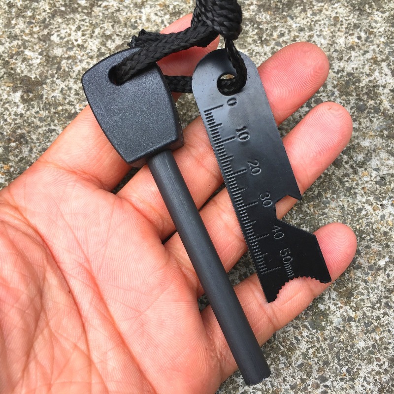 アウトドアサバイバルファイヤースターターキット、フェロセリウ - Ferro Rod Striker のレビューと価格